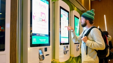 Hoàng Trần chia sẻ ứng dụng của màn hình quảng cáo tương tác vào hầu như tất cả ngành hàng