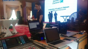 Hoàng Trần lắp đặt tivi LCD tại sự kiện 115 năm Standard Chartered