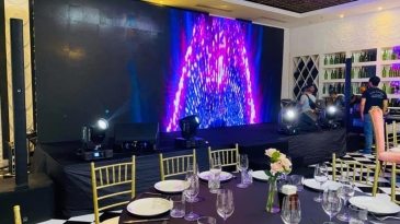 Team Hoàng Trần nhanh chóng lắp đặt thành công màn hình LED chỉ trong hai tiếng rưỡi đồng hồ