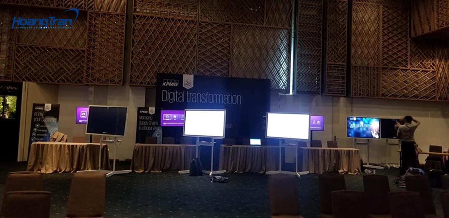 Đội ngũ Hoàng Trần lắp đặt màn hình cảm ứng, máy chiếu độ sáng cao