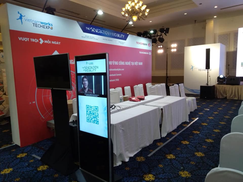 Thiết bị màn hình quảng cáo LCD có chân đứng team Hoàng Trần lắp đặt