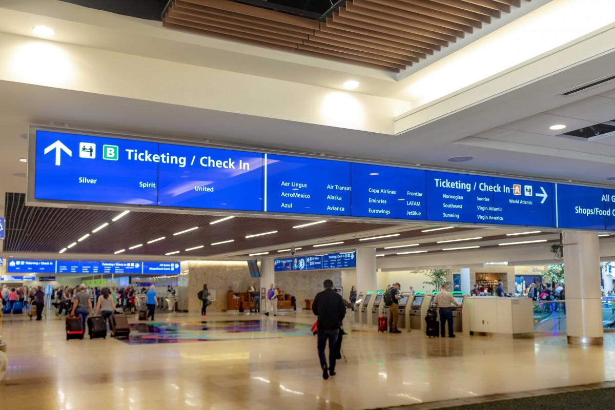 Màn hình ghép quảng cáo tại sân bay