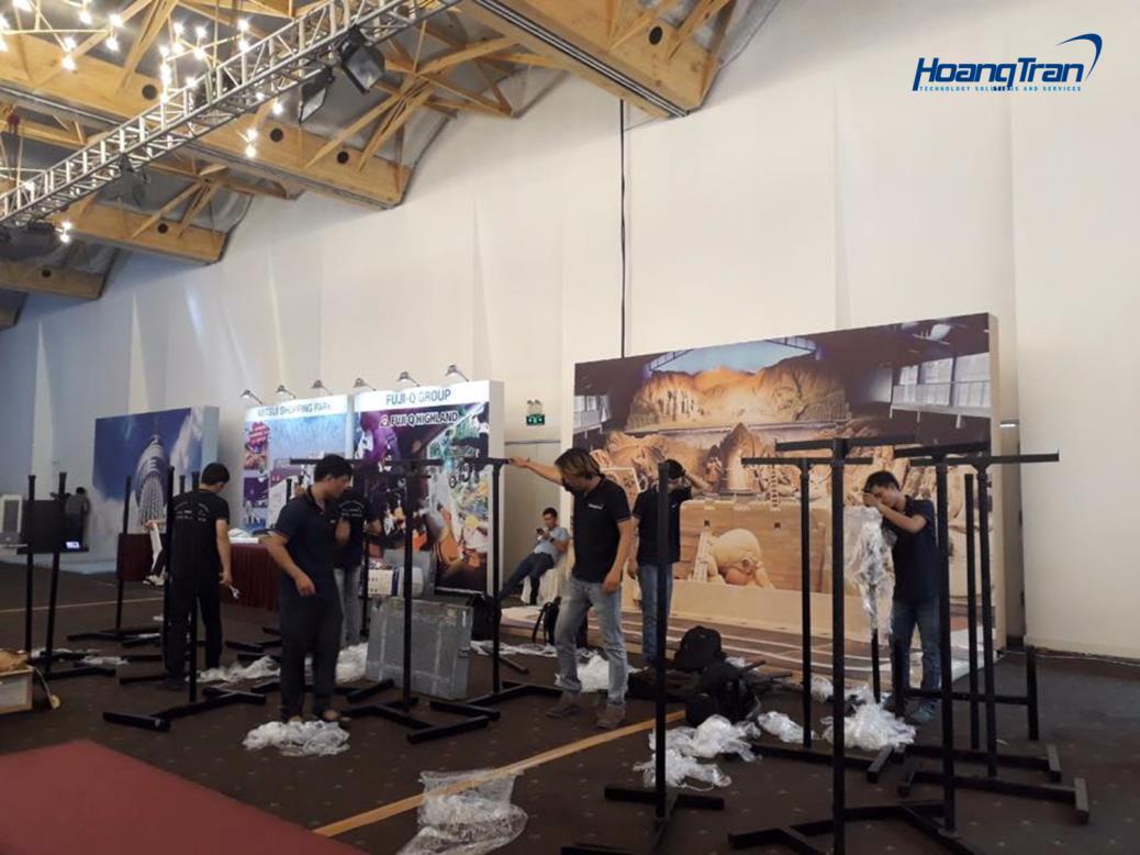 Team Hoàng Trần setup Kiosk quảng cáo trước giờ G