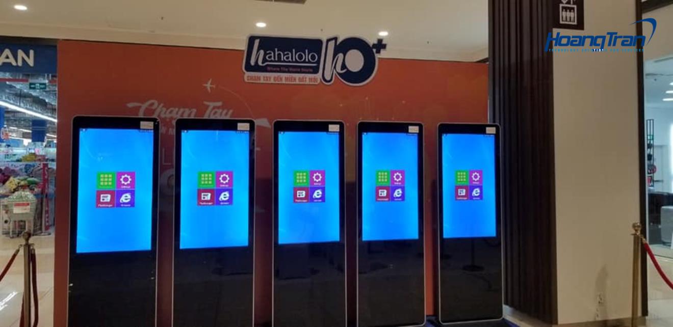 Hệ thống màn hình quảng cáo dạng cột đứng được Hoàng Trần lắp đặt suốt thời gian Live Music Concert của Hahalolo