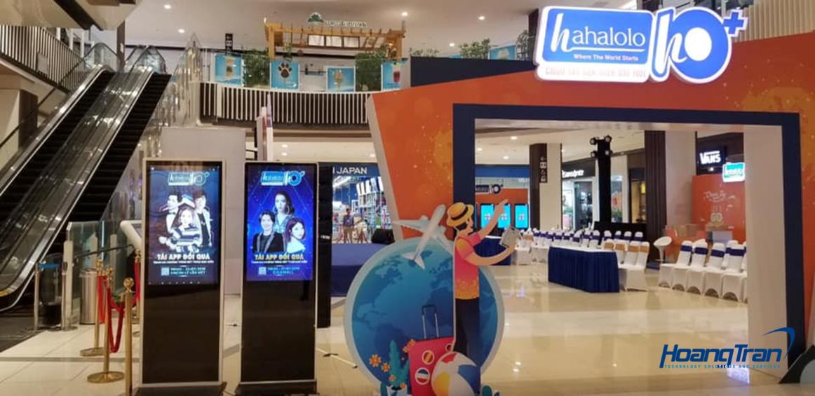 Màn hình quảng cáo dạng cột đứng của Hoàng Trần tại sự kiện