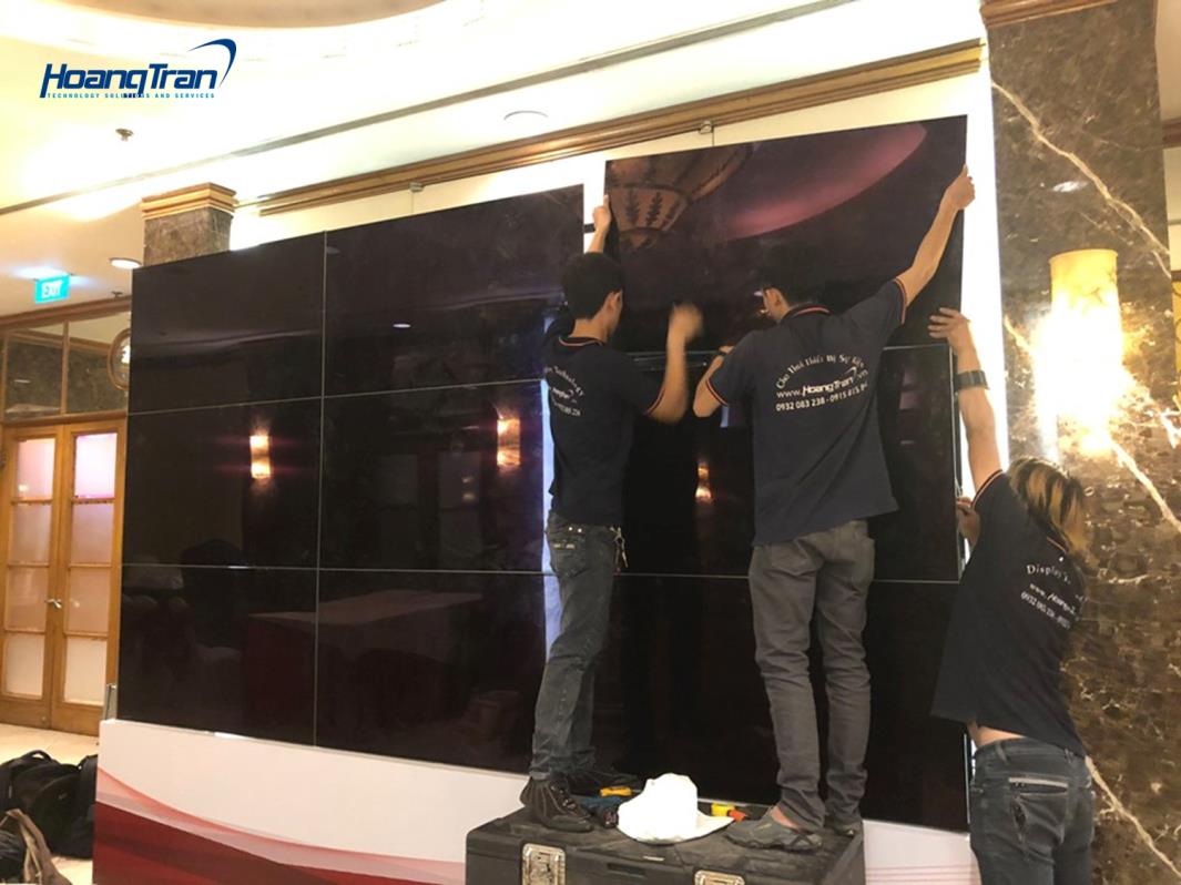 Đội ngũ kỹ thuật Hoàng Trần triển khai dịch vụ màn hình ghép videowall