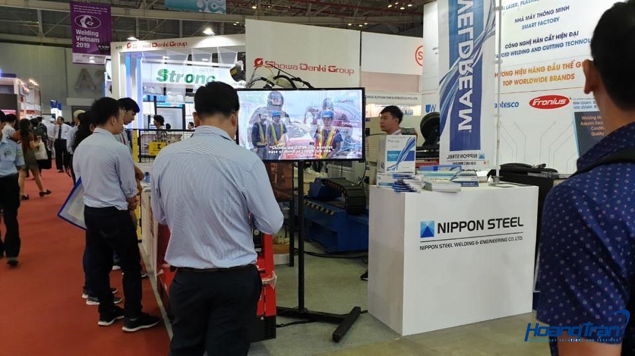 Không khí nhộn nhịp của triễn lãm nhờ dịch vụ thuê màn hình cảm ứng