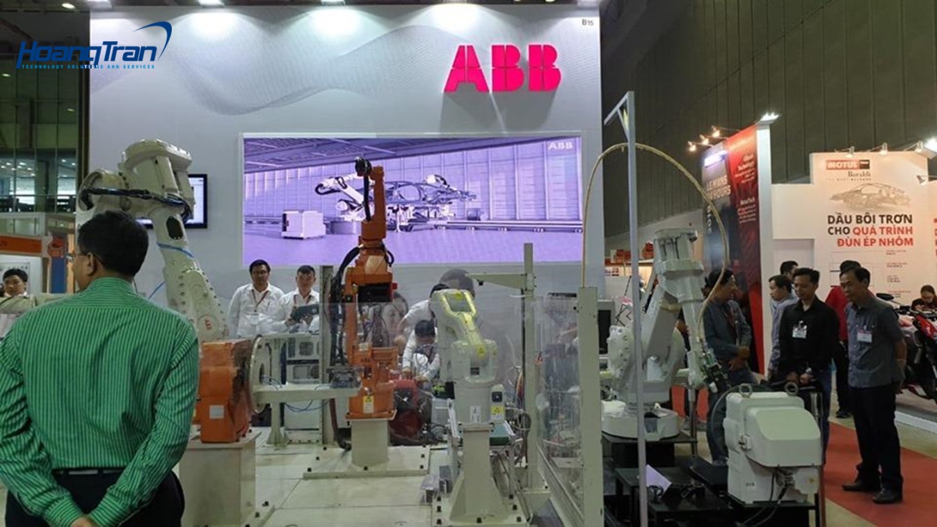 Đội ngũ Hoàng Trần có mặt setup màn hình cảm ứng và Kios quảng cáo