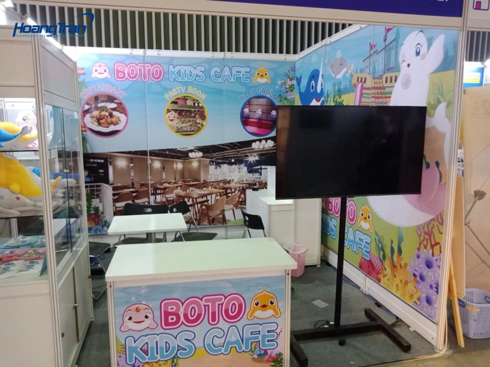 Đội ngũ nhân viên kĩ thuật Hoàng Trần có mặt để setup Kiosk standee cho các gian hàng