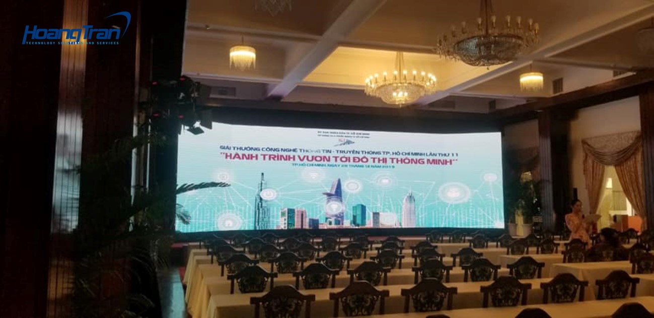 Thiết bị Kiosk quảng cáo LED screen & màn hình 100 inches Hoàng Trần lắp đặt