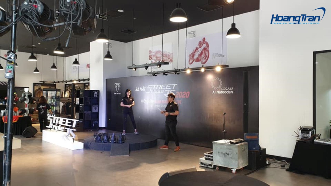 Team Hoàng Trần tác nghiệp lắp đặt kiosk quảng cáo