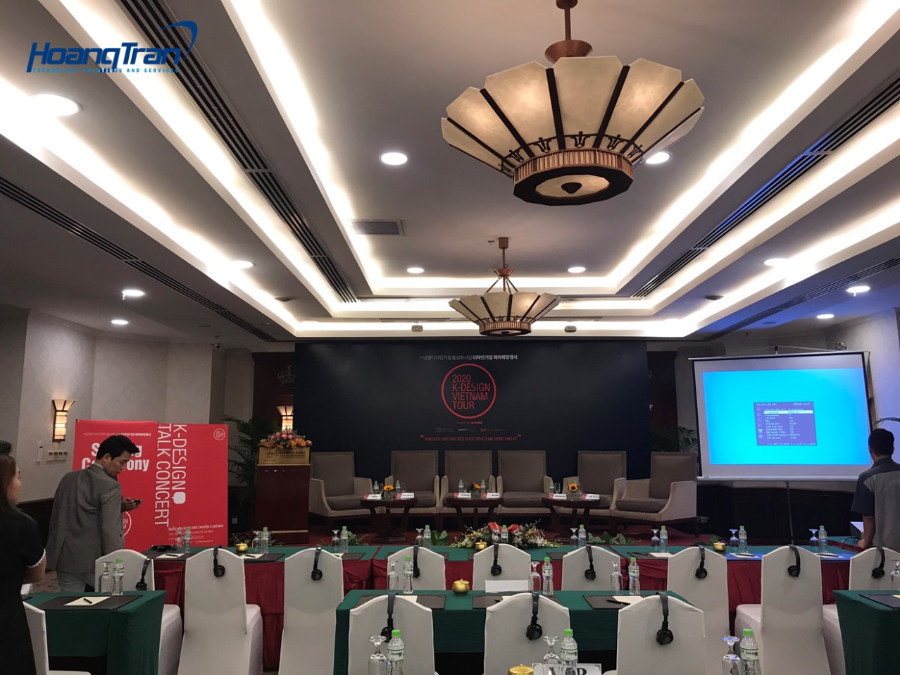 Hoàng trần lắp đặt hệ thống tai nghe phiên dịch tại hội nghị