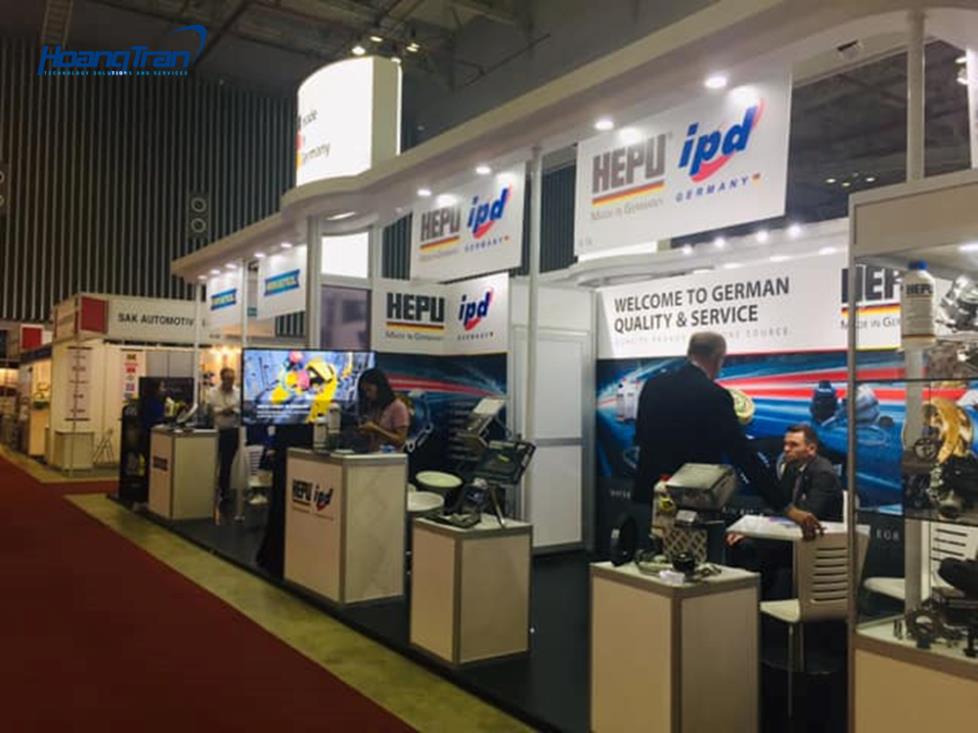 Hoang Tran dong hanh cung su kien oto