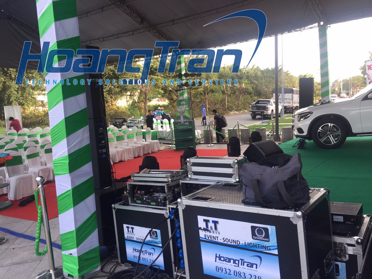 Hoang Tran va dai dien cua don vi thue man hinh cam ung