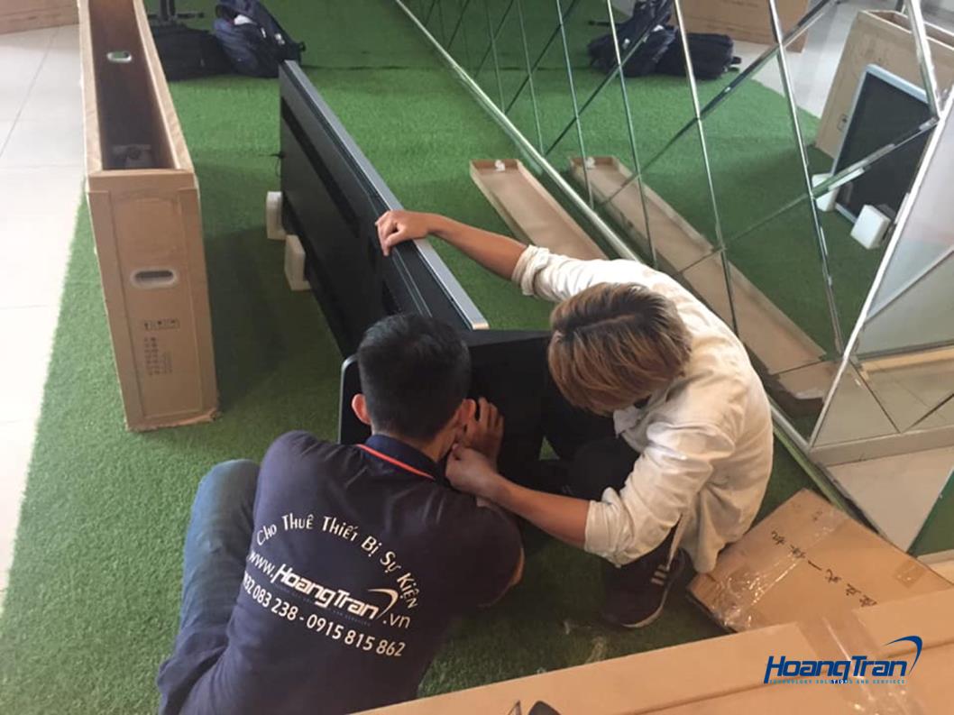 Đội ngũ Hoàng Trần lắp đặt màn hình quảng cáo đứng