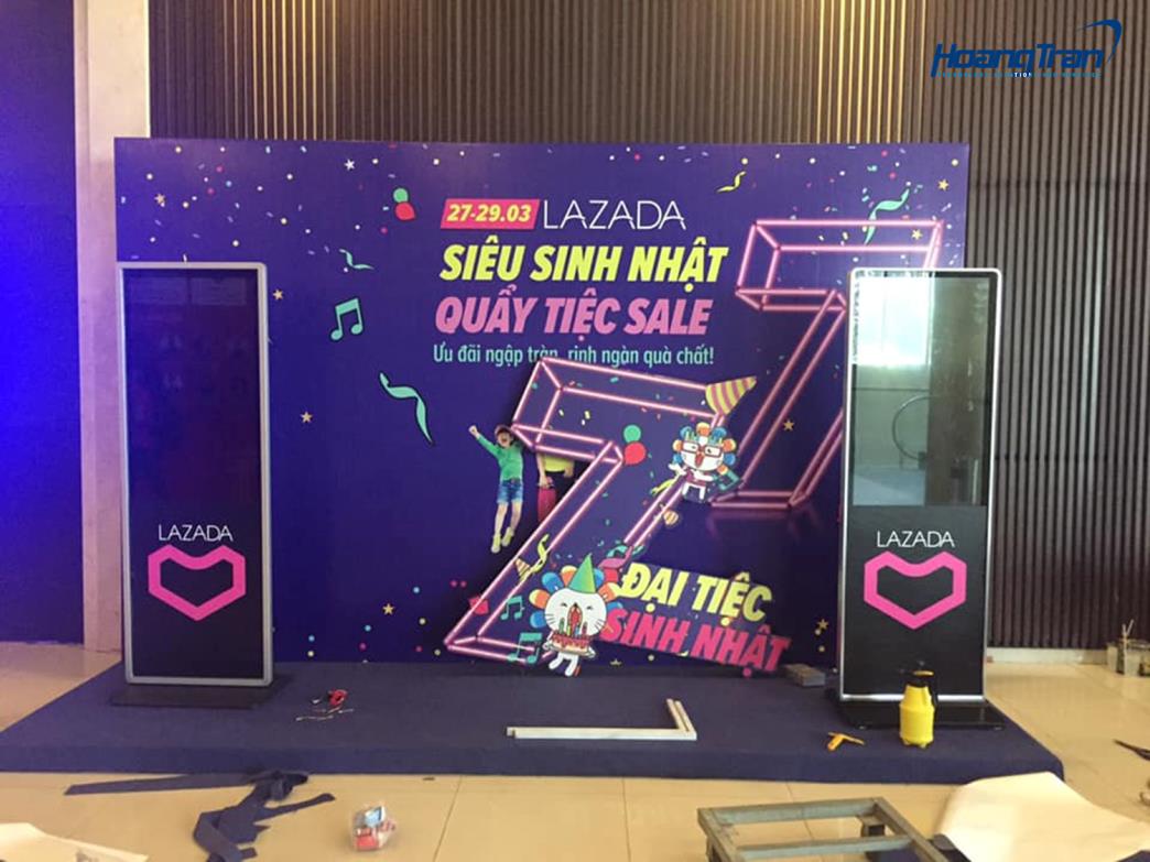 Hệ thống màn hình quảng cáo đứng được Hoàng Trần lắp đặt