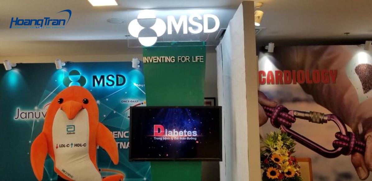 Hoang Tran dong hanh thiet bi su kien tai hoi nghi Lao Khoa